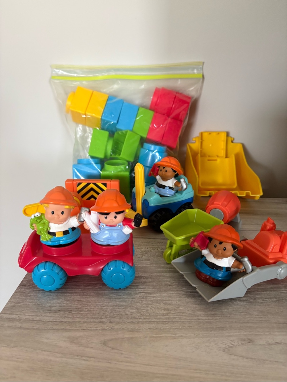 Fisher Price Little People Construction Lot Includes 4 Figures, Chunky Blocks
